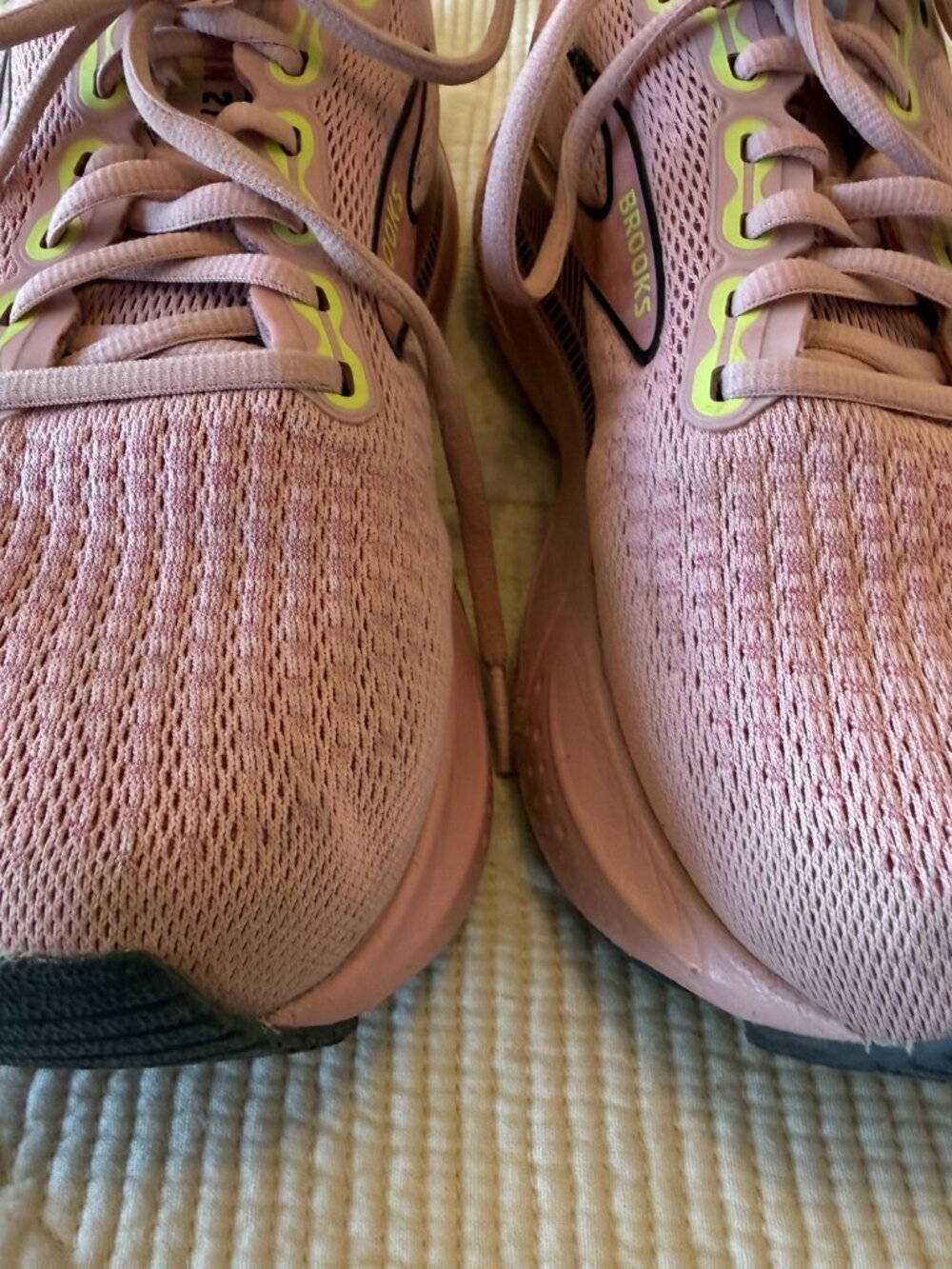 Brooks Pink Glycerin 21 running shoes featuring plush cushion support. Size 9 - Picture 2 of 9